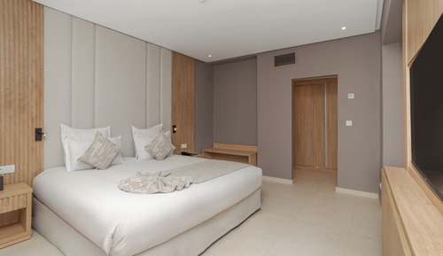 Suite, balcón, vistas a la piscina