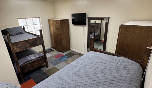 Habitación básica con 1 cama doble o 2 individuales, solo para mujeres, no fumadores