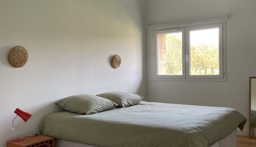 Habitación Confort con 1 cama doble o 2 individuales, baño compartido