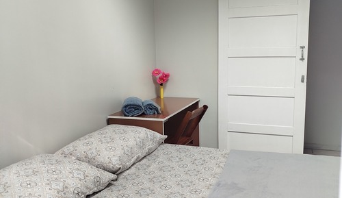 Habitación básica con 2 camas individuales