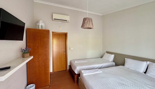 Habitación triple económica, patio, vistas a la montaña