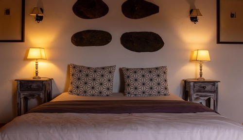 Habitación superior con 1 cama doble o 2 individuales, vistas al jardín