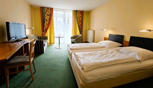 Habitación clásica con 1 cama doble o 2 individuales, balcón, vistas al jardín