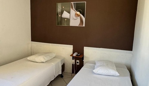 Habitación básica con 2 camas individuales
