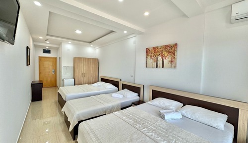 Apartamento superior, balcón, vistas parciales al mar