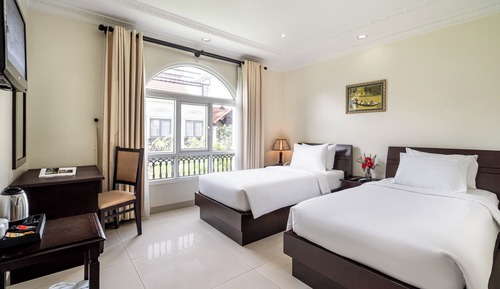 Habitación junior con 1 cama doble o 2 individuales, vistas a la ciudad