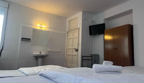 Habitación cuádruple básica, baño compartido