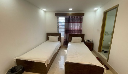 Habitación básica con 1 cama doble o 2 individuales, balcón