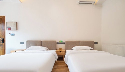 Habitación superior con 2 camas individuales, vistas al patio