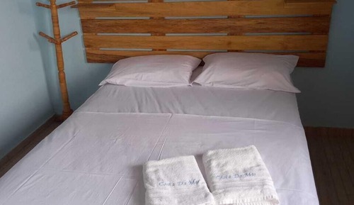 Habitación básica con 2 camas individuales