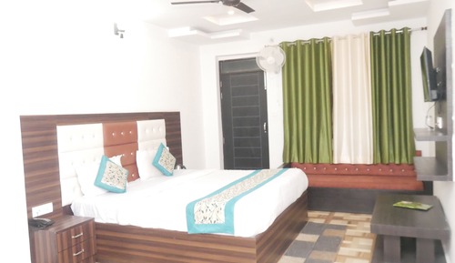 Habitación Deluxe con 1 cama doble o 2 individuales, balcón, vistas a la colina