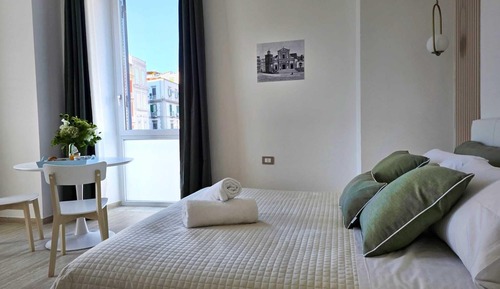 Habitación triple exclusiva, vistas parciales al mar