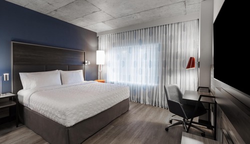 Habitación, 1 cama de matrimonio grande (Mobility & Hearing, Roll-in Shower)