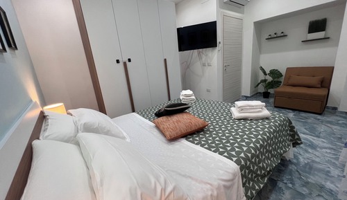 Habitación básica, frigorífico y microondas