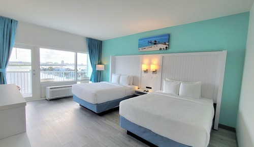 Habitación familiar, 2 camas de matrimonio, baño privado, vistas al puerto deportivo