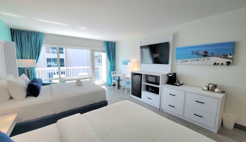 Habitación doble, 2 camas de matrimonio, balcón, vistas a la piscina