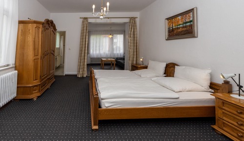 Habitación clásica con 2 camas individuales, baño privado, vistas a la ciudad