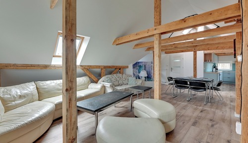 Villa clásica, balcón, vistas al jardín