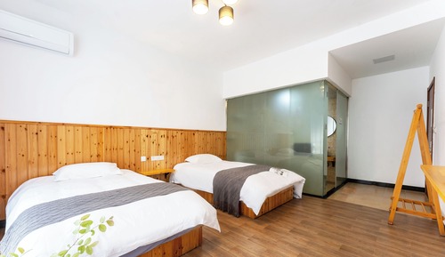 Habitación básica con 2 camas individuales