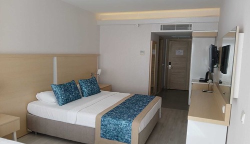 Habitación estándar con 1 cama doble o 2 individuales, balcón, vistas al jardín