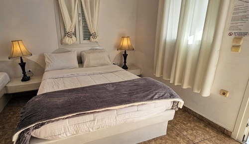 Habitación con 1 cama doble o 2 individuales, vistas parciales al mar