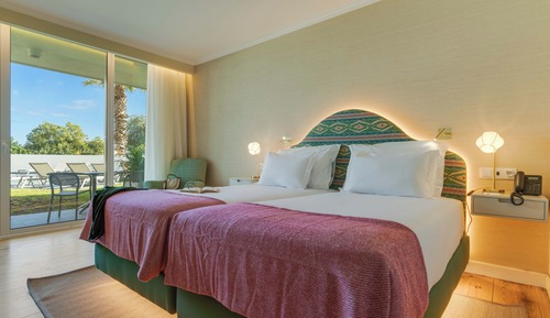 Habitación con 2 camas individuales, vistas a la piscina