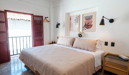 Master Suite con balcón y vista a las montañas