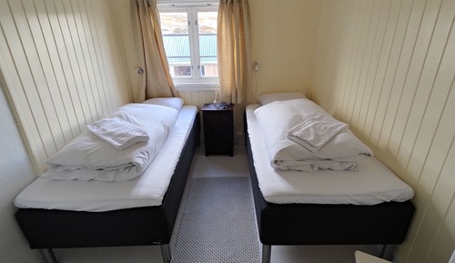 Habitación básica con 2 camas individuales