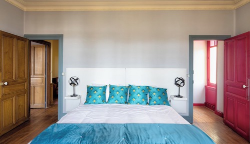 Habitación superior con 1 cama doble o 2 individuales, balcón, vistas al jardín