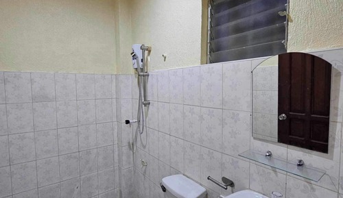 Habitación básica con 1 cama doble o 2 individuales, vistas a la piscina