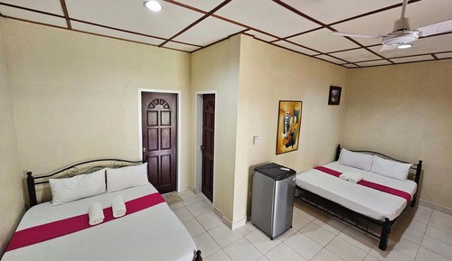 Habitación familiar con 2 camas individuales, vistas a la piscina