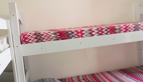 Habitación básica con 2 camas individuales