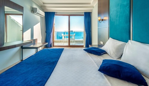 Large Family Room with Sea View