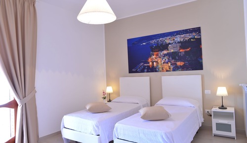 Habitación estándar con 1 cama doble o 2 individuales, balcón, vistas al jardín