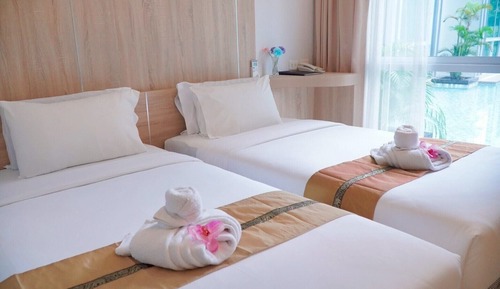 Habitación Deluxe con 1 cama doble o 2 individuales, junto a la piscina