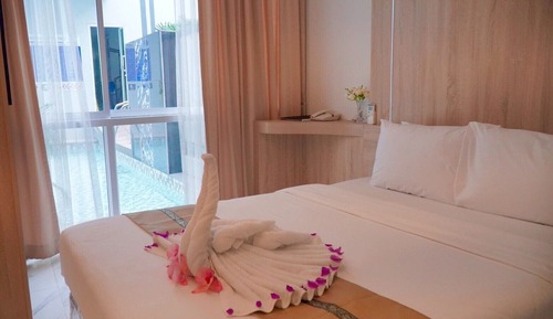 Habitación superior con 1 cama doble o 2 individuales, junto a la piscina