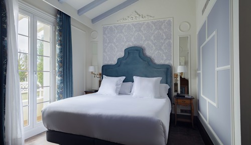 Habitación exclusiva con 1 cama doble o 2 individuales, 2 camas individuales, bañera, vistas al mar