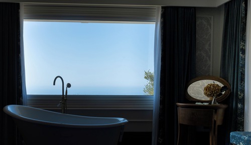 Habitación junior con 1 cama doble o 2 individuales, 2 camas individuales, bañera