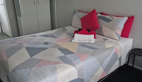 Habitación Confort doble, 1 cama de matrimonio, baño privado, vistas al jardín