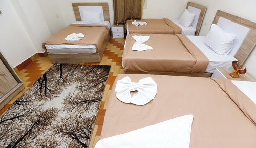 Habitación cuádruple de lujo, varias camas, baño privado