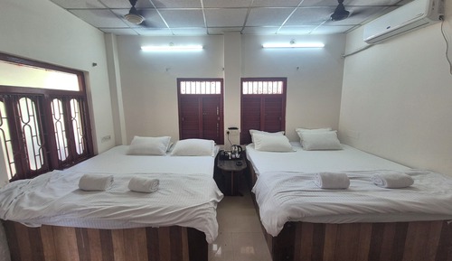 Dormitorio compartido Deluxe, varias camas, fumadores, vistas al lago
