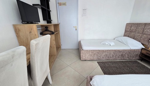 Habitación básica con 2 camas individuales, vistas a la ciudad
