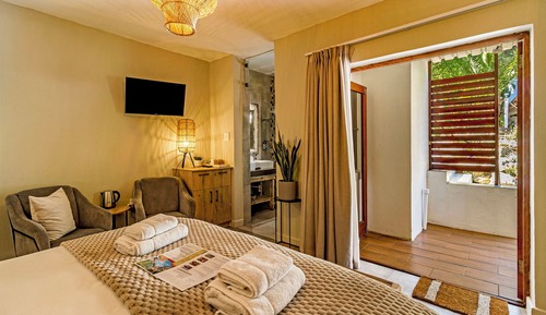 Habitación de lujo doble, 1 cama de matrimonio grande, Servicio de limpieza, vistas a la piscina