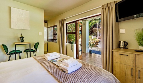 Habitación Deluxe doble, 1 cama de matrimonio grande, vistas a la piscina