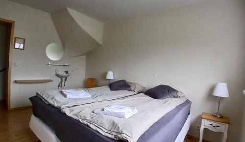 Habitación básica con 2 camas individuales