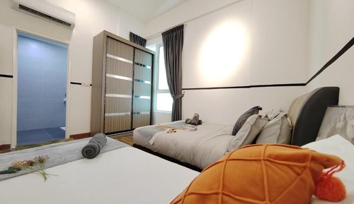 Ático familiar, 5 habitaciones, balcón, vistas a la piscina