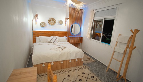 Habitación básica con 1 cama doble o 2 individuales, balcón, vistas al mar