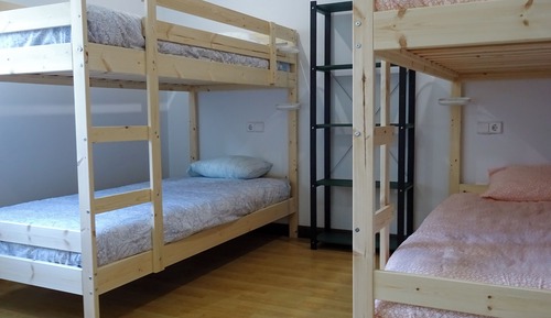 Dormitorio compartido, varias camas, vistas al jardín