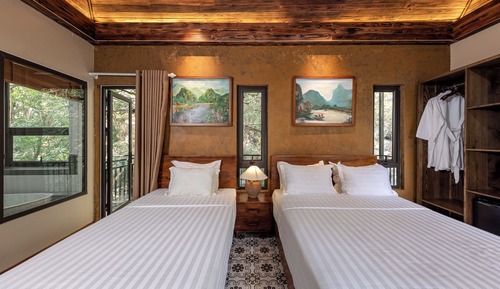 Habitación triple Deluxe, bañera, vistas a la piscina