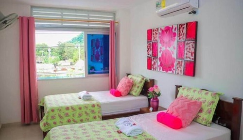 Habitación básica con 2 camas individuales, vistas a la ciudad